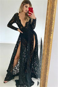 Robe de bal noire en dentelle, manches longues, coupe trapèze, décolleté en V plongeant et fente.