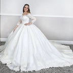 Robe de mariée princesse bouffante à manches longues en dentelle et col carré