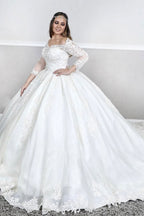 Robe de mariée princesse bouffante à manches longues en dentelle et col carré