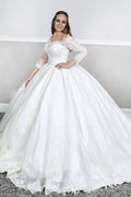 Robe de mariée princesse bouffante à manches longues en dentelle et col carré