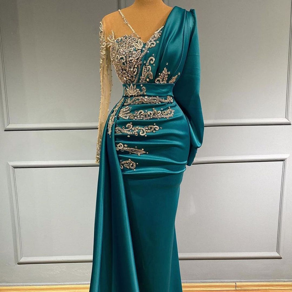 Vestido de fiesta de satén con escote sirena en V, manga larga y corte cruzado lateral.