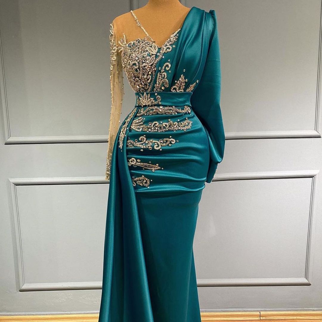 Vestido de fiesta de satén con escote sirena en V, manga larga y corte cruzado lateral.