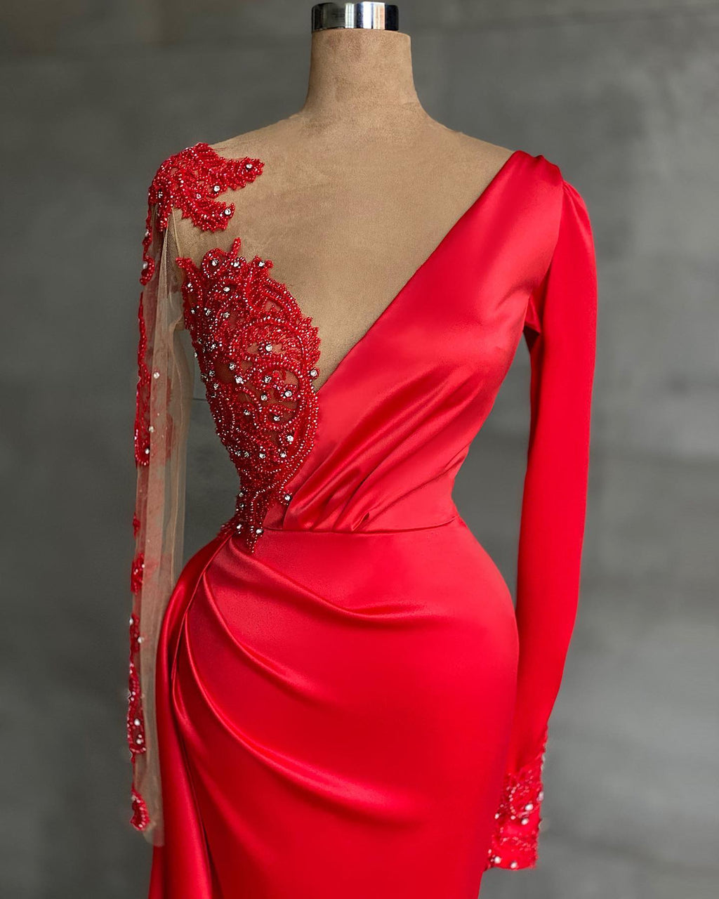 Vestido de fiesta de sirena de manga larga con escote en V, corte sirena y abertura, confeccionado en satén elástico.