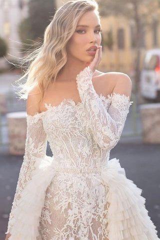 Vestido de novia de sirena con hombros descubiertos, mangas largas y cola