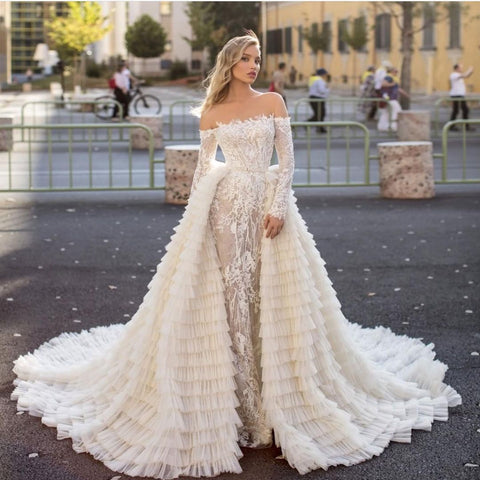 Vestido de novia de sirena con hombros descubiertos, mangas largas y cola