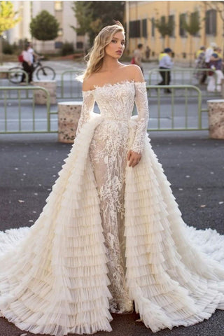 Vestido de novia de sirena con hombros descubiertos, mangas largas y cola