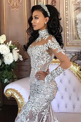 Vestidos de novia de tul de manga larga, cuello alto, apliques de encaje y sobrefalda desmontable.