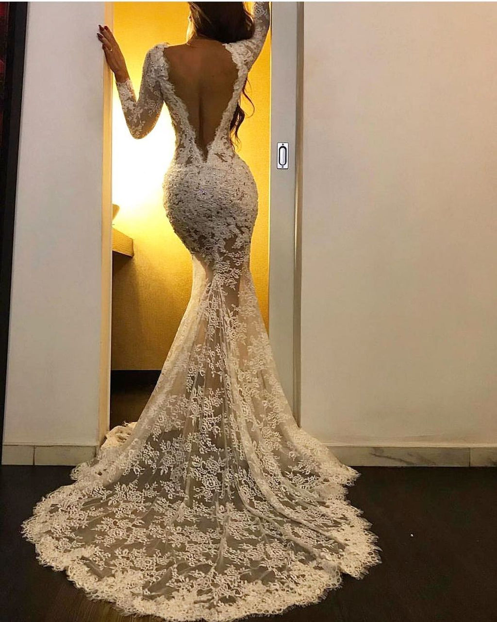 Robe de bal sirène blanche à manches longues, col en V en dentelle et fente