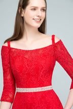 Robe de bal sirène longue à bretelles spaghetti, épaules dénudées, en dentelle, avec manches et ceinture.