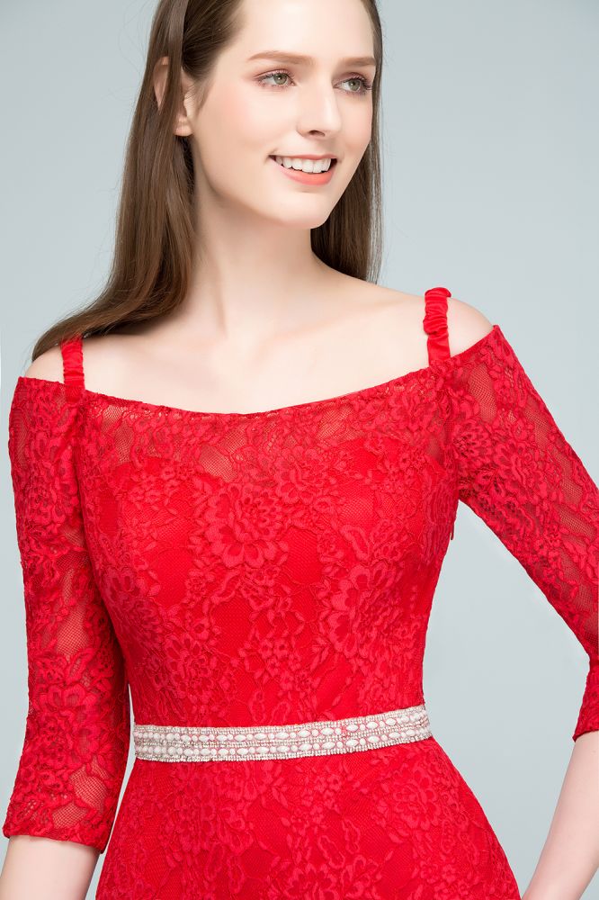 Robe de bal sirène longue à bretelles spaghetti, épaules dénudées, en dentelle, avec manches et ceinture.