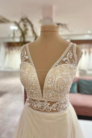 Vestido de novia largo de corte A con escote corazón, apliques de tul y encaje