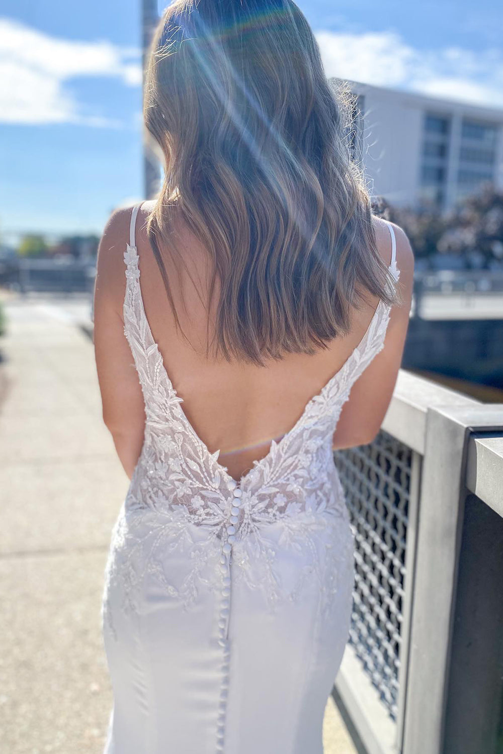 Robe de mariée sirène longue à décolleté cœur et dos nu en dentelle et appliques