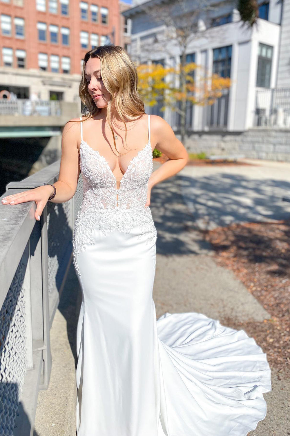 Robe de mariée sirène longue à décolleté cœur et dos nu en dentelle et appliques