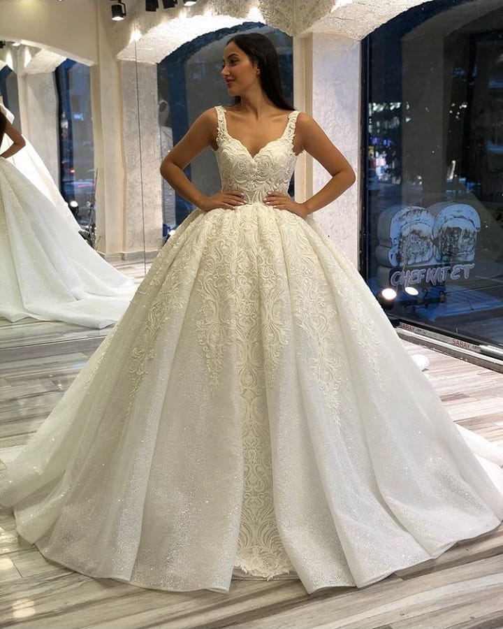 Vestido de novia largo de corte princesa con escote corazón, espalda descubierta, apliques de encaje y lentejuelas