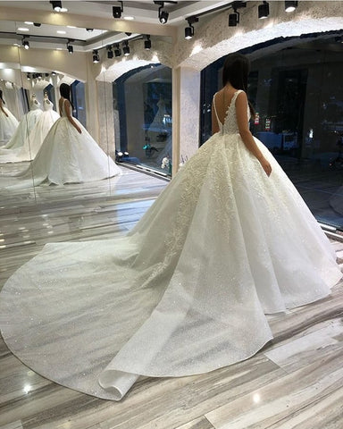 Vestido de novia largo de corte princesa con escote corazón, espalda descubierta, apliques de encaje y lentejuelas