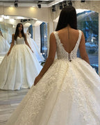 Vestido de novia largo de corte princesa con escote corazón, espalda descubierta, apliques de encaje y lentejuelas