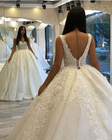 Vestido de novia largo de corte princesa con escote corazón, espalda descubierta, apliques de encaje y lentejuelas