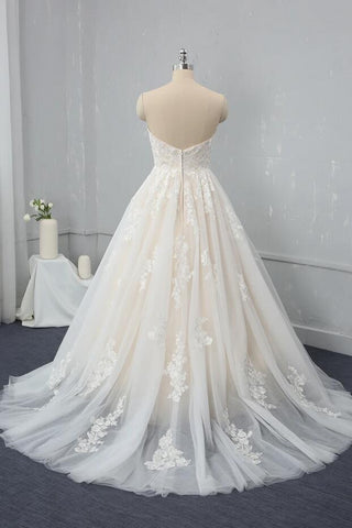 Vestido de novia largo de corte A con escote corazón, espalda descubierta, apliques de encaje y tul.