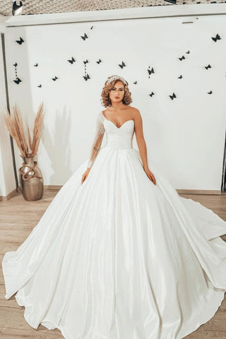 Vestido de novia largo de satén con escote corazón, volantes y mangas, estilo princesa.