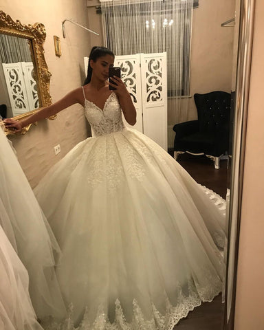 Vestido de novia de baile con escote en V largo, tirantes finos, apliques, encaje y tul.