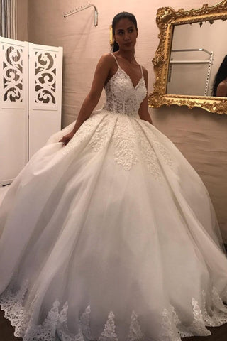 Vestido de novia de baile con escote en V largo, tirantes finos, apliques, encaje y tul.