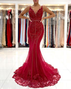 Vestido de fiesta sirena largo con escote en V, tul, encaje y espalda descubierta con detalles brillantes.