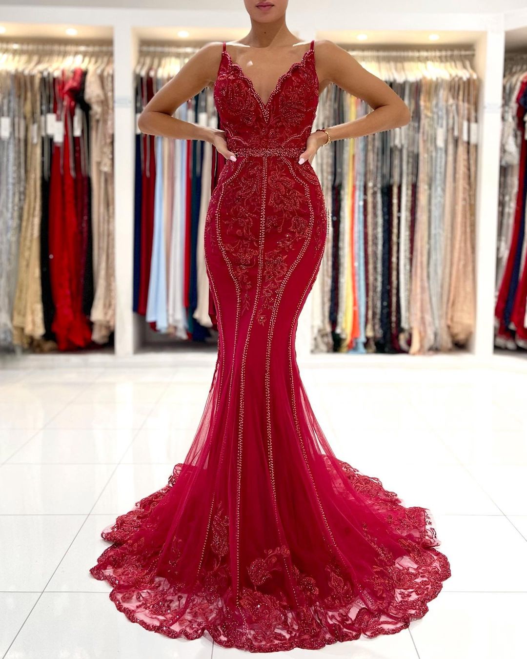 Vestido de fiesta sirena largo con escote en V, tul, encaje y espalda descubierta con detalles brillantes.