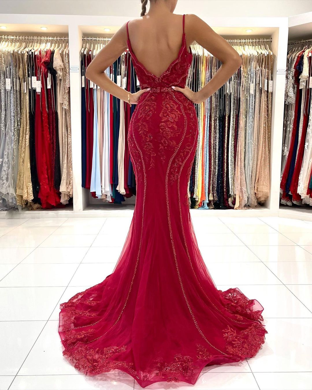 Vestido de fiesta sirena largo con escote en V, tul, encaje y espalda descubierta con detalles brillantes.