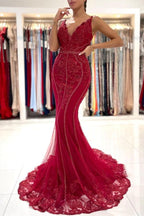 Vestido de fiesta sirena largo con escote en V, tul, encaje y espalda descubierta con detalles brillantes.