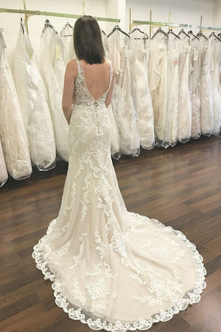 Vestido de novia de sirena con escote en V largo, tirantes anchos, encaje y espalda descubierta