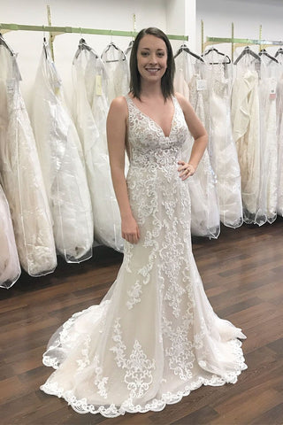 Vestido de novia de sirena con escote en V largo, tirantes anchos, encaje y espalda descubierta