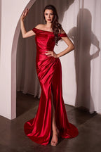 Vestido largo con hombros descubiertos y cola amplia