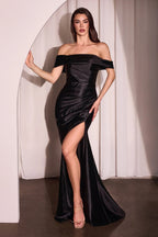 Vestido largo con hombros descubiertos y cola amplia