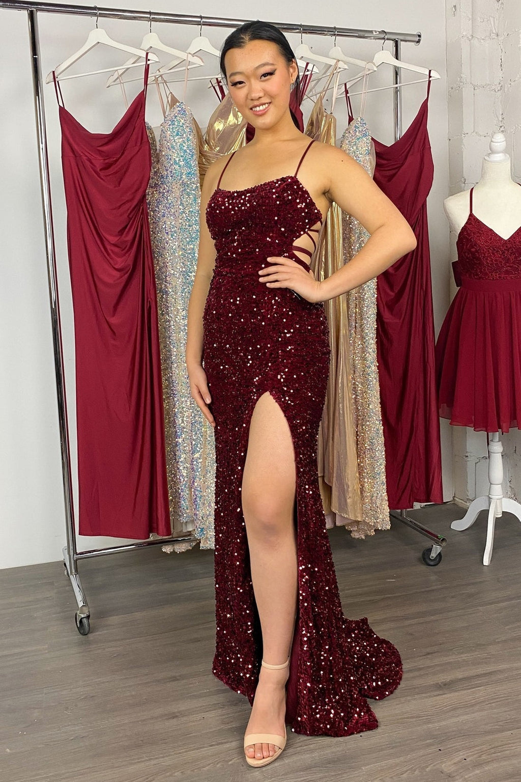 Robe de bal longue sirène à lacets dans le dos et fente, ornée de sequins.
