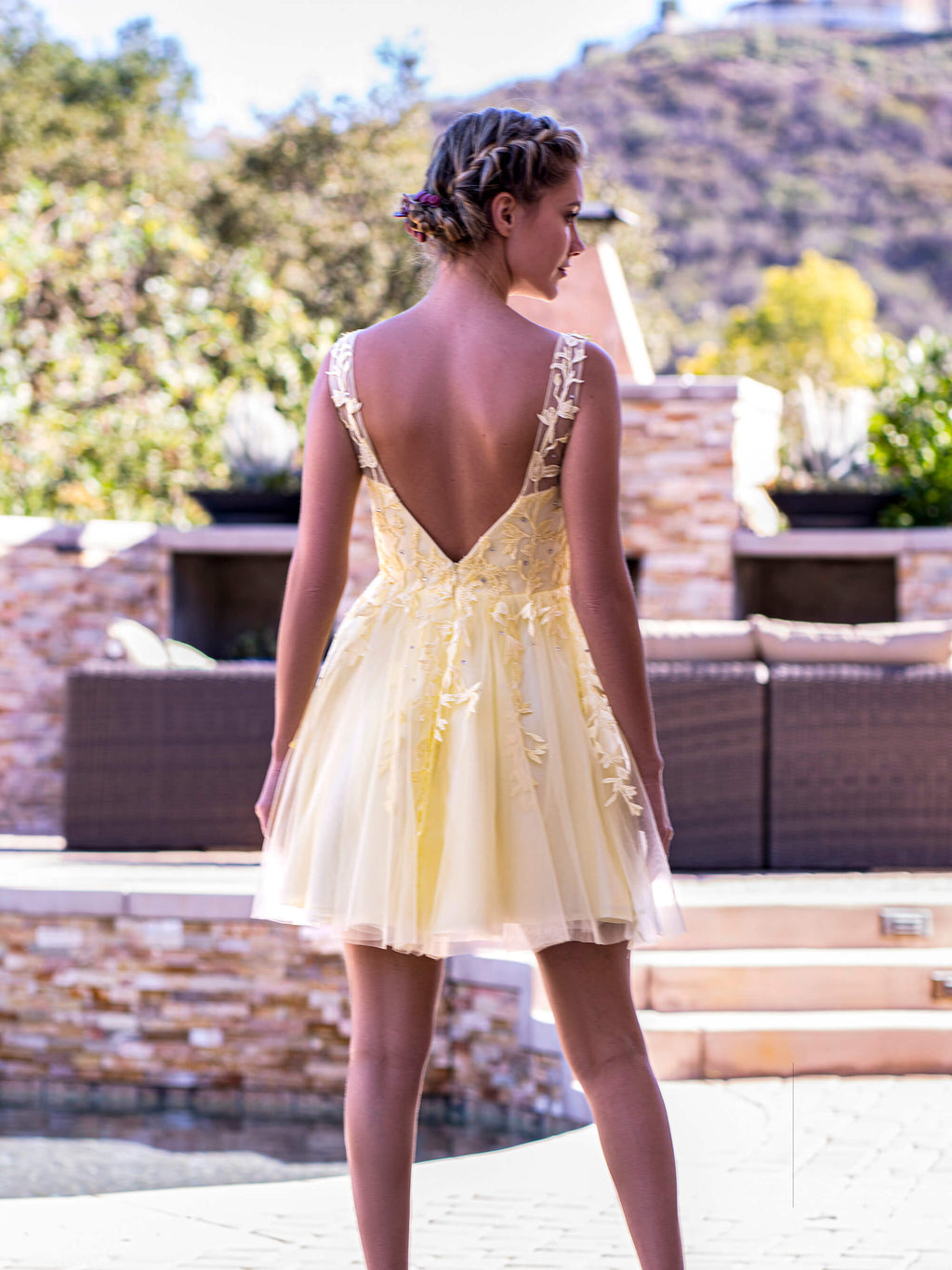 Robe de bal de promo mini en tulle appliqué à dos nu et application