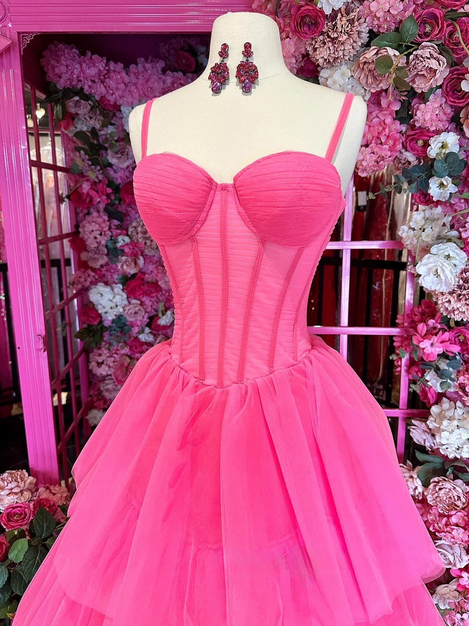 Lula | Vestido largo de gala rosa fucsia con volantes de tul