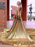 Lulu | Vestido largo de gala dorado con hombros descubiertos, corte en A y pliegues metálicos 