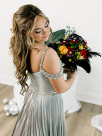 Lulu | Vestido largo de gala dorado con hombros descubiertos, corte en A y pliegues metálicos 