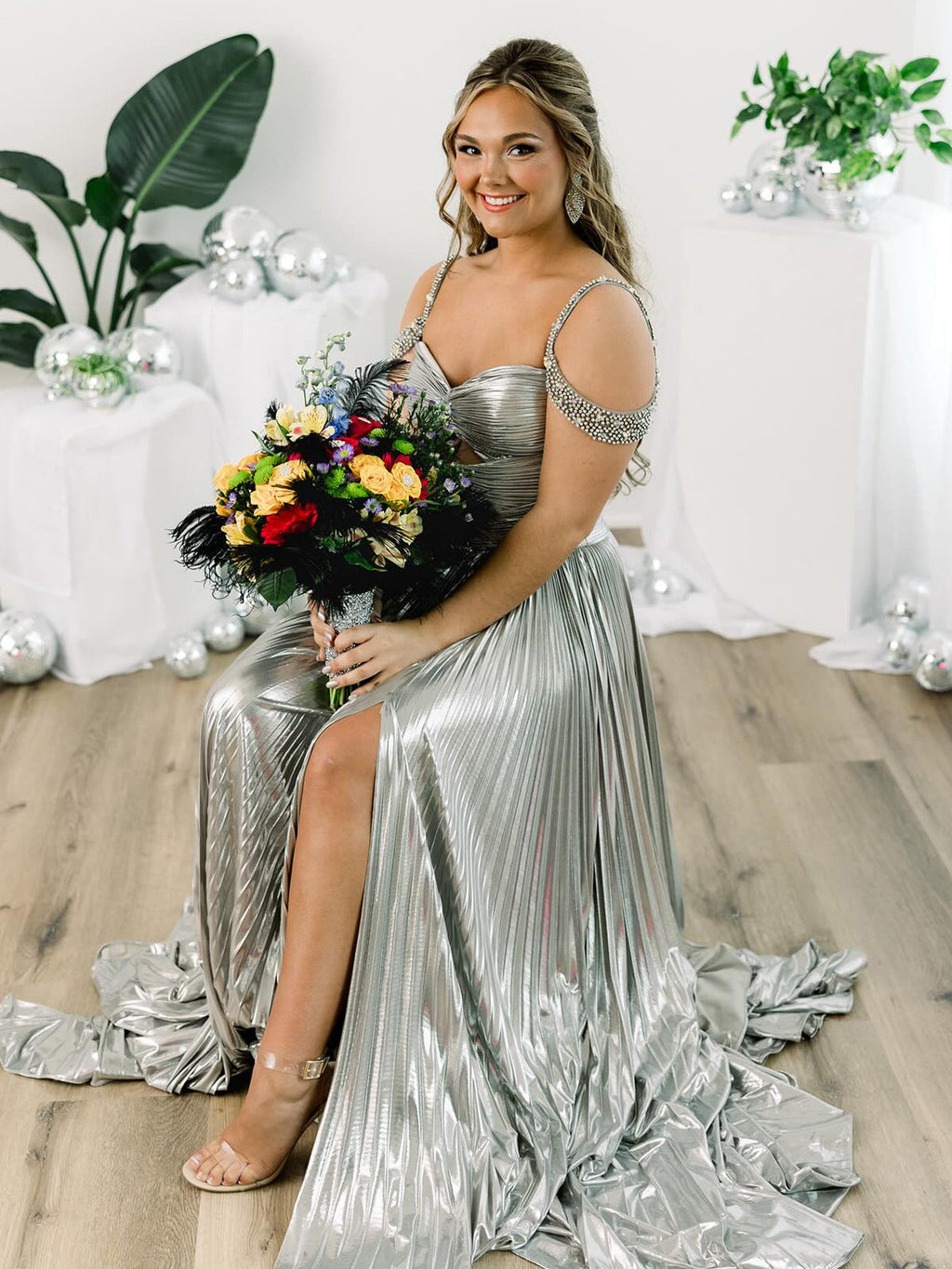 Lulu | Vestido largo de gala dorado con hombros descubiertos, corte en A y pliegues metálicos 