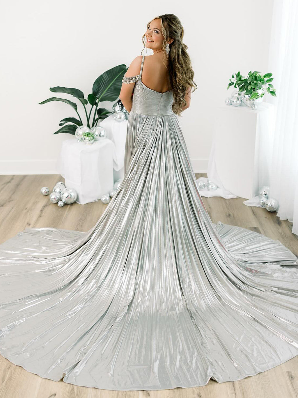 Lulu | Vestido largo de gala dorado con hombros descubiertos, corte en A y pliegues metálicos 
