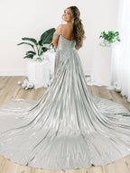 Lulu | Vestido largo de gala dorado con hombros descubiertos, corte en A y pliegues metálicos 