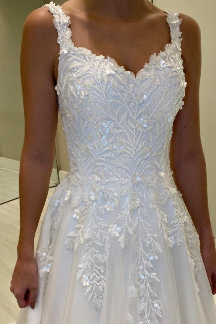 Robe de mariée longue blanche luxueuse en dentelle, coupe trapèze, décolleté cœur, sans manches, ornée d'appliqués