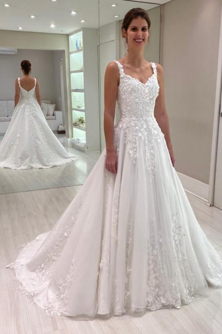 Robe de mariée longue blanche luxueuse en dentelle, coupe trapèze, décolleté cœur, sans manches, ornée d'appliqués