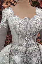 Robe de mariée luxueuse en forme de A, manches longues, ornée de perles et avec traîne