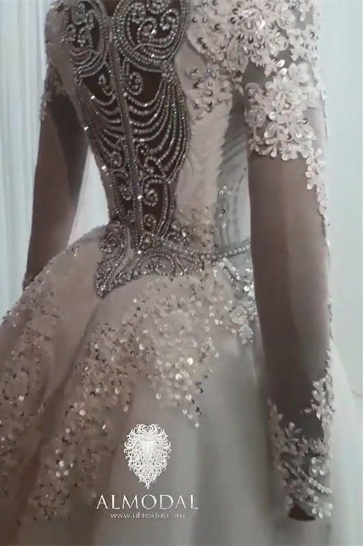 Robe de mariée luxueuse en forme de A, manches longues, ornée de perles et avec traîne