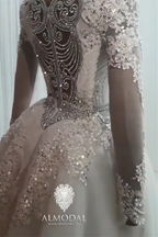 Robe de mariée luxueuse en forme de A, manches longues, ornée de perles et avec traîne