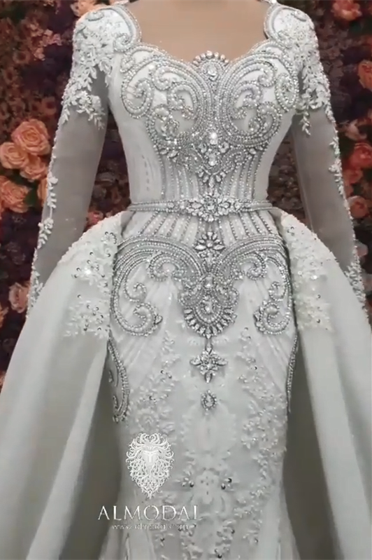 Robe de mariée luxueuse en forme de A, manches longues, ornée de perles et avec traîne