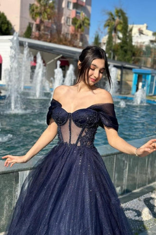 Vestido de graduación de tul de corte A, sin mangas, con hombros descubiertos y apliques.