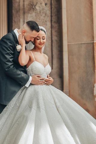 Robes de mariée luxueuses, longues, en dentelle, à fines bretelles et paillettes, coupe trapèze.