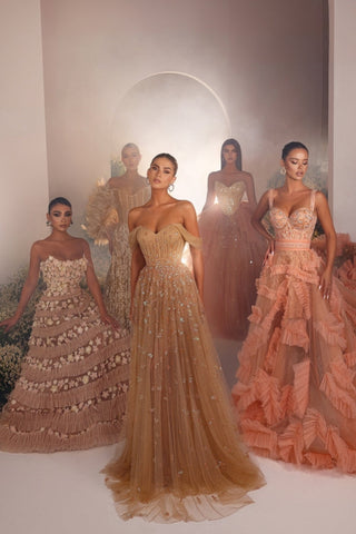 Vestido de graduación largo de corte A, lujoso, sin mangas, de tul con hombros descubiertos y cuentas.